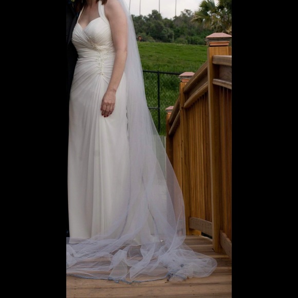 Beautiful Classic Hollywood Style Wedding Dress - Picture 2 of 7